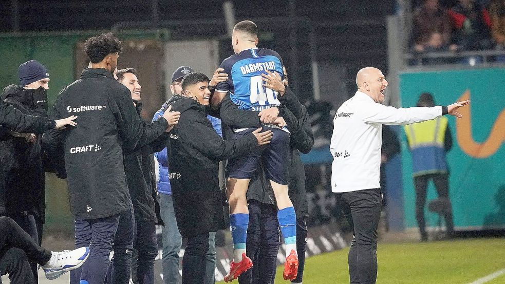 Darmstadts Filip Stojilkovic (2.v.r) jubelt mit den Teamkollegen über seinen Treffer zum 1:0. Foto: Hasan Bratic/dpa