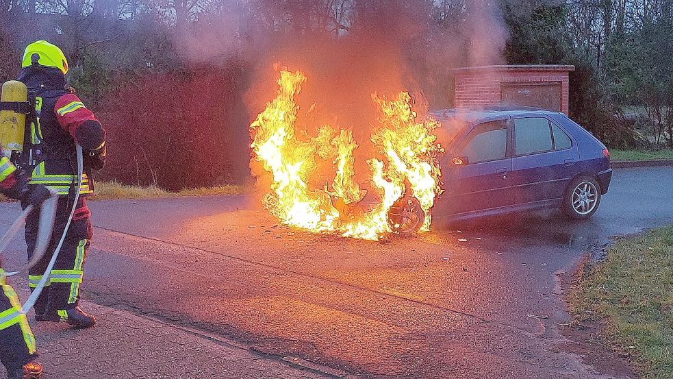 Ein Auto hatte während der Fahrt Feuer gefangen. Fotos: Wolters