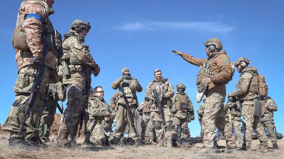 Soldaten einer Territorialverteidigungsbrigade während einer militärischen Übung auf einem Übungsplatz in der Region Saporischschja. Foto: Kateryna Klochko/AP