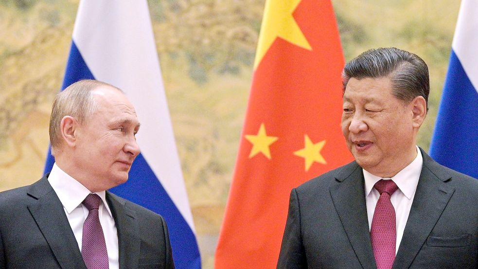 Kremlchef Wladimir Putin (l.) beim Treffen mit Chinas Präsidenten Xi Jinping in Peking im Februar vergangenen Jahres. Foto: Alexei Druzhinin/Sputnik Government/AP/dpa