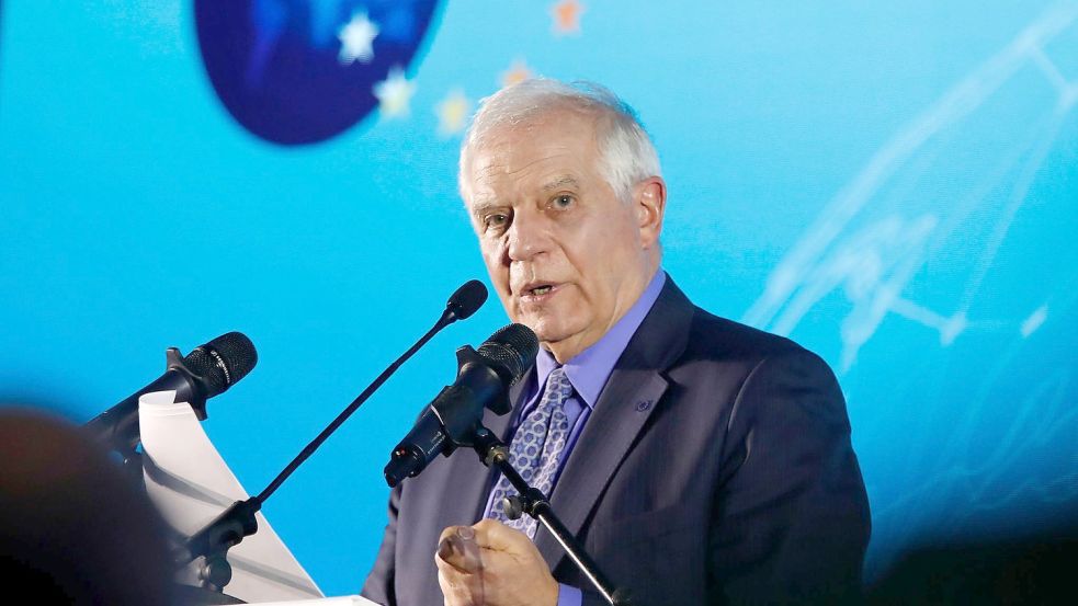 EU-Außenbeauftragter Josep Borrell spricht nach dem Treffen zwischen Spitzenvertretern Serbiens und des Kosovos mit Journalisten. Foto: Boris Grdanoski/AP/dpa