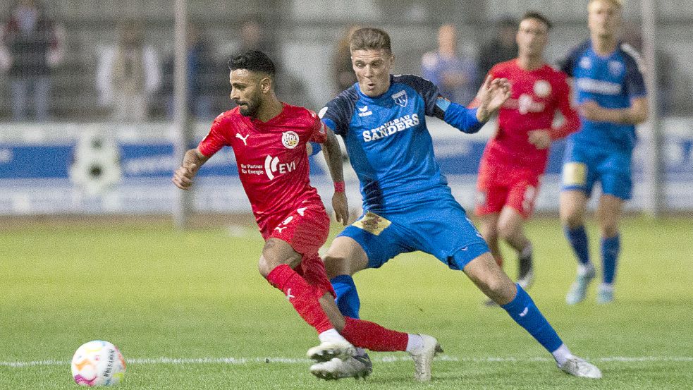 Das Hinspiel zwischen Emden (rechts Bastian Dassel) und Hildesheim (links Hady El-Saleh) endete torlos. Foto: Doden/Emden