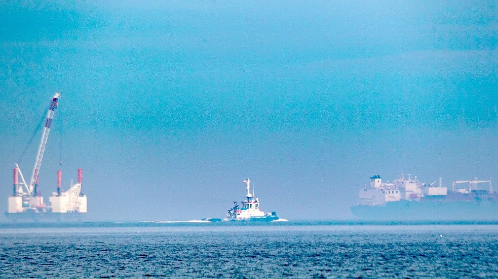 Die Offshore-Arbeitsplattform „JB119“ und der LNG Tanker in der Ostsee vor dem Ostseebad Sellin. Foto: Stefan Sauer/dpa
