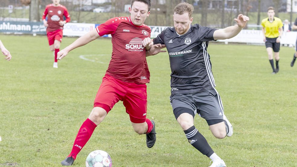 Torschütze zum 1:0-Siegtreffer: TSV-Spieler Jonas Albers (links), hier im Duell mit Lechtingens Lars Hunsemeyer. Foto: Swaantje Hehmann