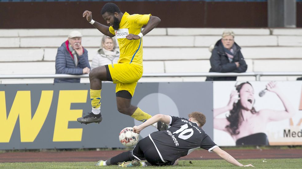 Es war im Hoheellern-Stadion eine umkämpfte Partie mit einigen Spielunterbrechungen durch Fouls. Fotos: Doden, Emden