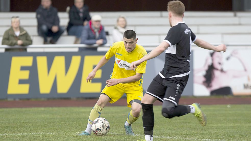 Leers Winter-Neuzugang Josue Bustos (links) bereitete das 1:1 durch Nico Steinbach stark vor.