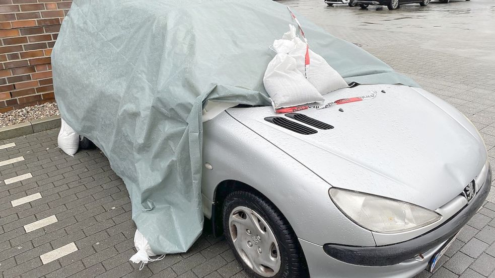 Das Auto wurde mit einer Plane abgedeckt. Foto: Julian Heldt