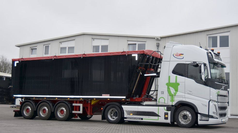 Zu Testzwecken wurde ein Trailer mit 20 Tonnen Naturdünger an den Elektro-Truck angekoppelt. Foto: Prins