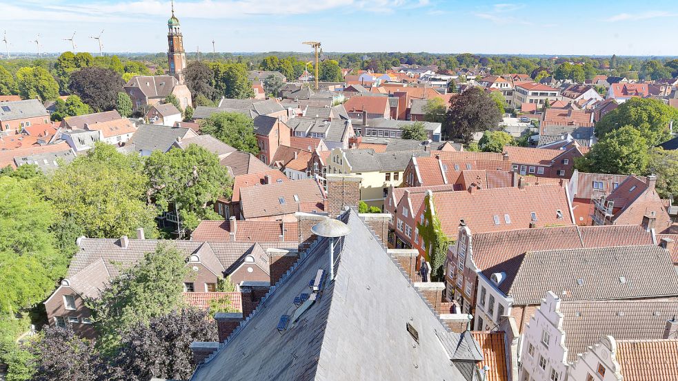 Sollte die Stadt Leer – im Bild der Blick vom Rathaus über die Dächer der Altstadt – eine Partnerschaft mit einer ukrainischen Kommune eingehen? Darüber wird derzeit diskutiert. Foto: Ortgies/Archiv