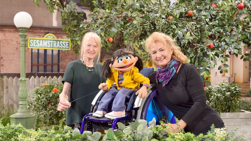 Die beiden Puppenspielerinnen Charlie Kaiser (links) und Iris Schleuss (rechts) stecken hinter der neuen Puppe Elin (Mitte). Foto: Hoppe