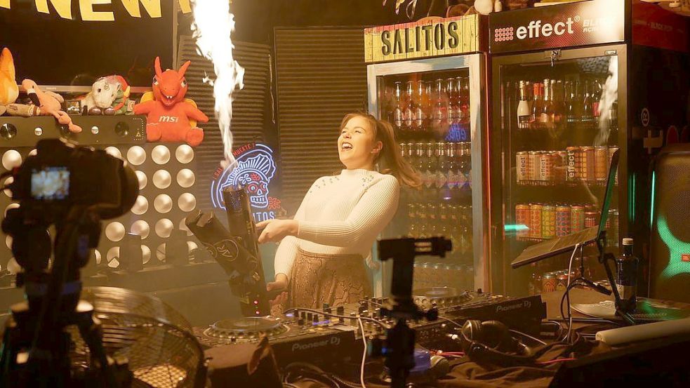 Flammen gehören mit zur Show von Anastasia Rose. Auch am Montag streamte sie wieder. Foto: Katharina Golze