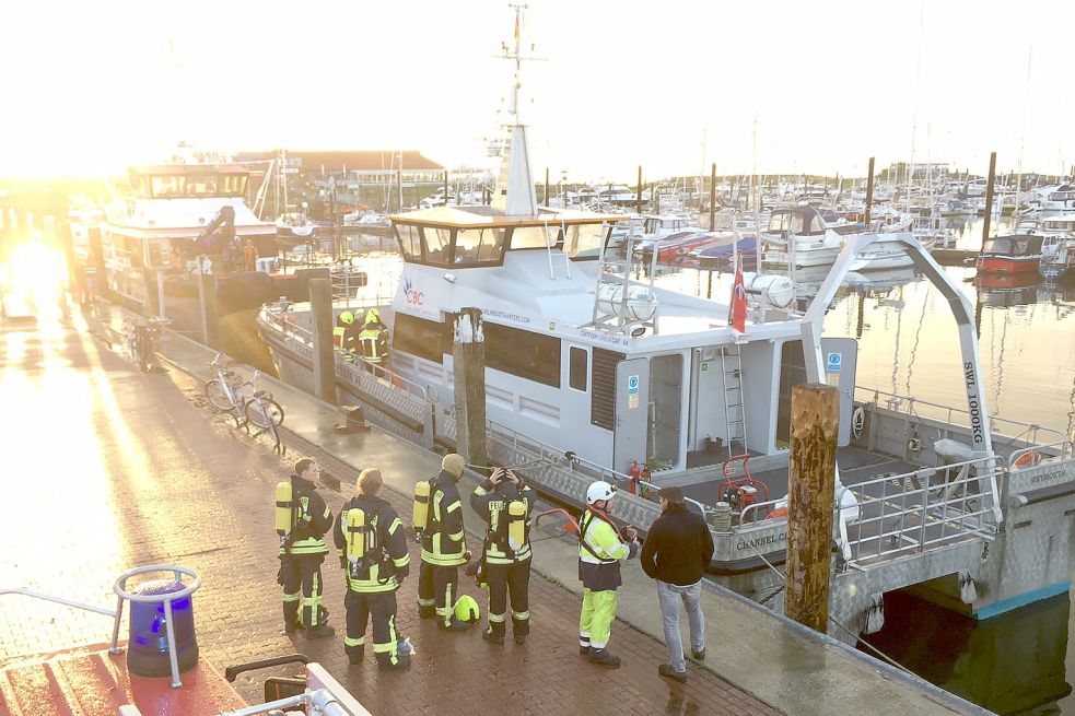 Mit dem Schiff werden Techniker zu den Offshore-Windkraftanlagen auf der Nordsee gebracht. Bild: Feuerwehr