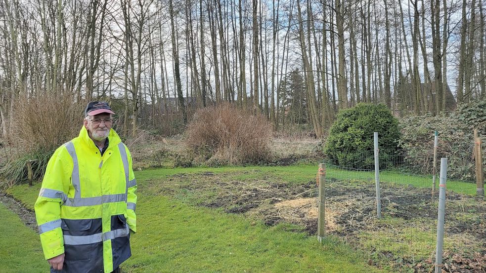 Heiko Wallerstein in seinem Garten. Das Gehölz grenzt an sein Grundstück. Gemeinsam mit Nachbarn hat er einen Teil des Gehölz gepachtet und pflegt es seit Jahren. Foto: Rebecca Kresse