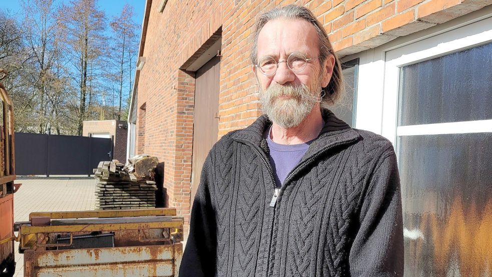 Klaus Lüchow gehört die Ölmühle in Norden. Sein Grundstück grenzt direkt an das Gehölz. Foto: Rebecca Kresse