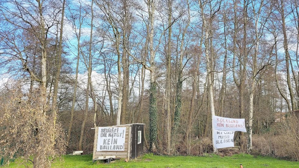 Schon von weitem ist der Protest der Anwohner gegen die Bebauung des Grundstücks zu sehen. Foto: Rebecca Kresse