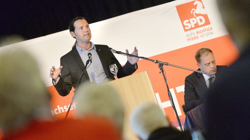 Jochen Beekhuis am Rednerpult: Er galt einst wie Wiard Siebels (rechts) als Hoffnungsträger der SPD. Foto: Archiv/Ortgies