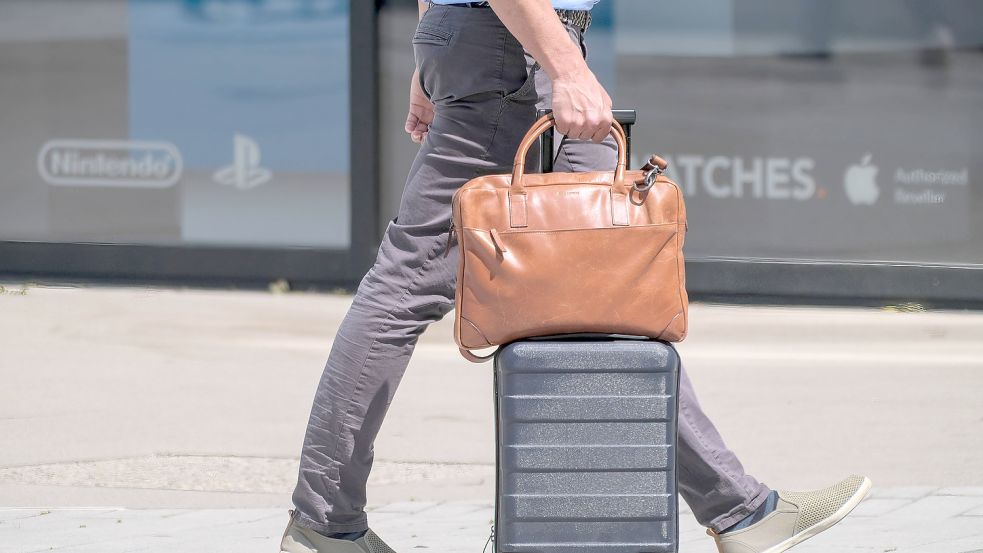 Einige Dinge dürfen im Flugzeug nicht mit ins Handgepäck - andere hingegen sollten unbedingt hinein. Foto: imago images / Michael Gstettenbauer