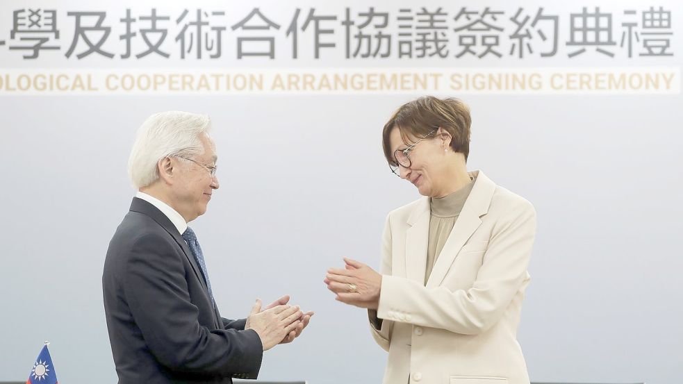 Bettina Stark-Watzinger in Taiwan: Forschen und erkunden will die Bundesbildungsministerin. Foto: ChiangYing-ying/AP
