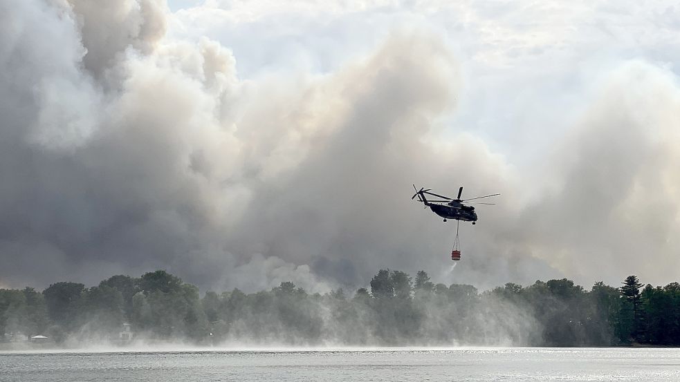Der Klimawandel setzt den Wäldern zu. Durch langanhaltende Dürre und Trockenheit entstehen häufiger Waldbrände wie hier im Sommer 2022 im brandenburgischen Treuenbrietzen. Foto: Stephanie Pilick/dpa
