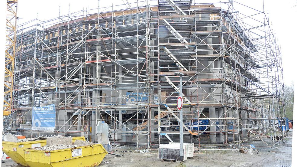 Beim Blick auf die Baustelle des Festspielhauses am Wall mag man nicht glauben, dass das Gebäude in etwa zweieinhalb Monaten fertig sein soll. Foto: F. Doden