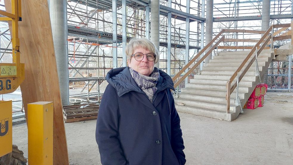 Lydia Reimann, beim Fachdienst Schule und Sport der Stadt zuständig für das Freibad Borssum, berichtete über die Verzögerungen bei der Sanierung. Das Gespräch fand auf der Baustelle des Festspielhauses statt. Auch dessen Eröffnung verschiebt sich nach hinten. Foto: Hanssen