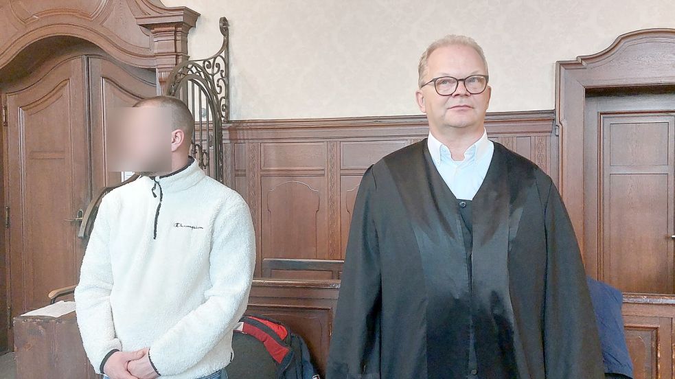 Brandon H. (l.) und sein Anwalt Thomas Löcker waren von der Härte des Urteils überrascht. Foto: Florian Hoese