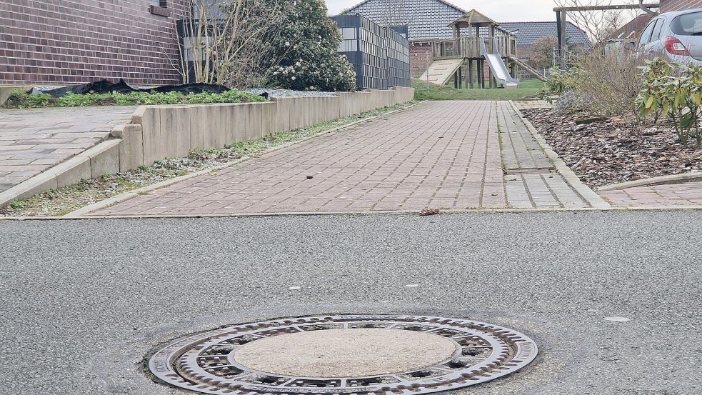 Die Zuwegung vom Nedderweg zum Spielplatz wirkt auf den ersten Blick wie eine Auffahrt. Dort hat es nach Beobachtung der CDU schon gefährliche Situationen gegeben. Daher soll die Situation entschärft werden. Foto: Gettkowski