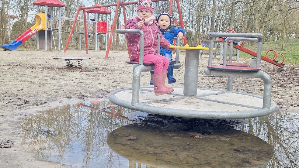 Der Boden auf dem Robinson-Spielplatz ist so stark verdichtet, dass er nach längeren Regenfällen häufig unter Wasser steht. Foto: Gettkowski