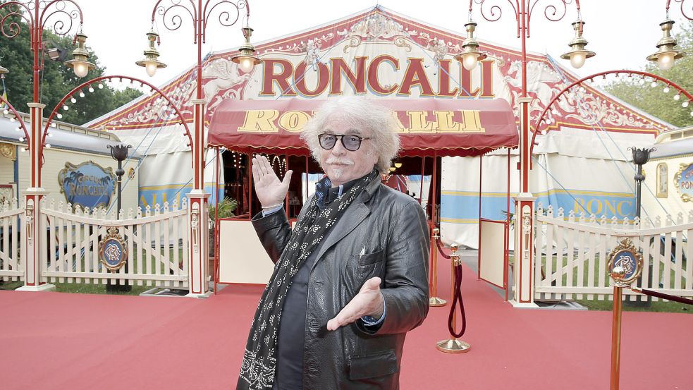 Hereinspaziert: Roncalli-Chef Bernhard Paul bei der Gala-Premiere 2017 auf der Moorweide in Hamburg. Auch 2023 darf er dort wohl wieder seine Zelte aufschlagen. Foto: www.imago-images.de