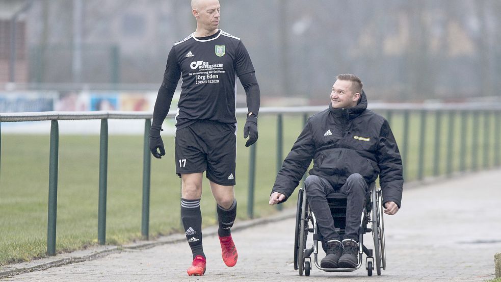 Karsten de Voß im Gespräch mit Spieler Ralf Wilts vor dem Heimspiel gegen den TuS Halbemond, nach dem der Trainer auch noch beste Laune hatte. Es wurde 6:2 gewonnen.