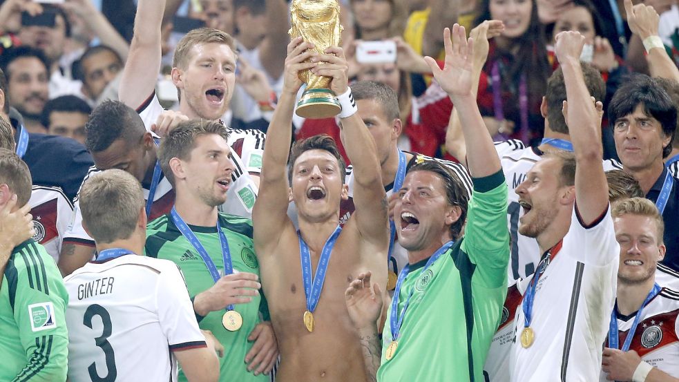 Auf dem Höhepunkt seiner Karriere: Mesut Özil (Mitte) feiert den Gewinn der Weltmeisterschaft 2014. Foto: imago/Laci Perenyi