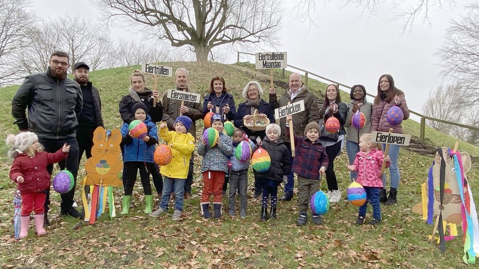 Das Foto zeigt neben den Vertretern von Heimatverein, -museum und Stadt Leer auch Kinder der Schmetterlingsgruppe des Kindergartens St. Marien in Leer sowie einige Elternteile. Foto: Stadt Leer