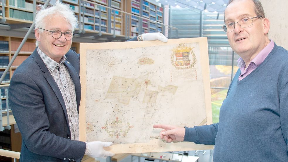 Die Recherchen haben sich gelohnt: Dr. Stefan Krabath (rechts) und Dr. Paul Weßels mit der historischen Karte von 1662. Foto: Ostfriesische Landschaft
