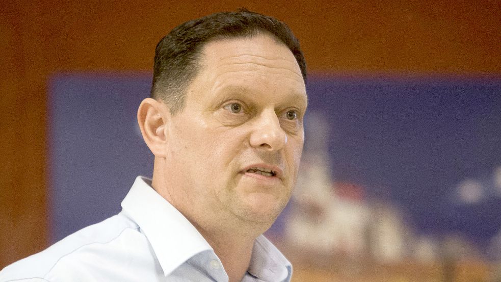 Matthias Nittmann reichte die Unterlagen beim NFV ein. Foto: Doden/Emden