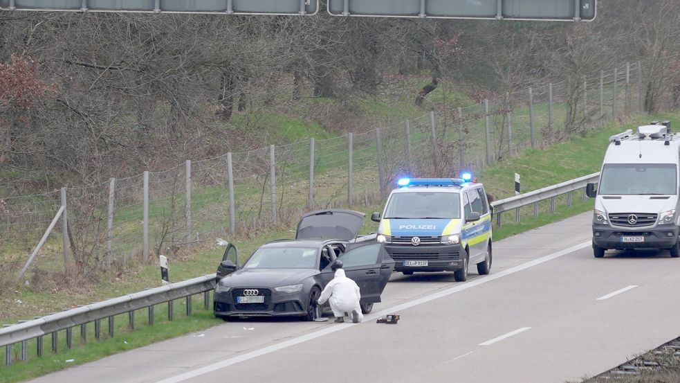 Mit einem Nagelbrett hatte die Polizei am frühen Montag mutmaßliche Geldautomatensprenger auf der A29 bei Ahlhorn gestoppt. Die Insassen konnten jedoch zu Fuß flüchten. Foto: NWM-TV