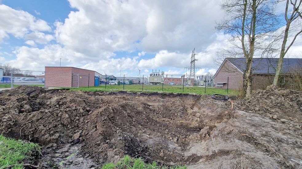 Am Umspannwerk an der Industriestraße in Weener laufen die vorbereitenden Arbeiten für den Bau eines neuen Funkmasten, den letzten von zwölf, den die EWE in Ostfriesland errichtet, um unabhängig vom öffentlichen Funknetz zu werden. Foto: Gettkowski