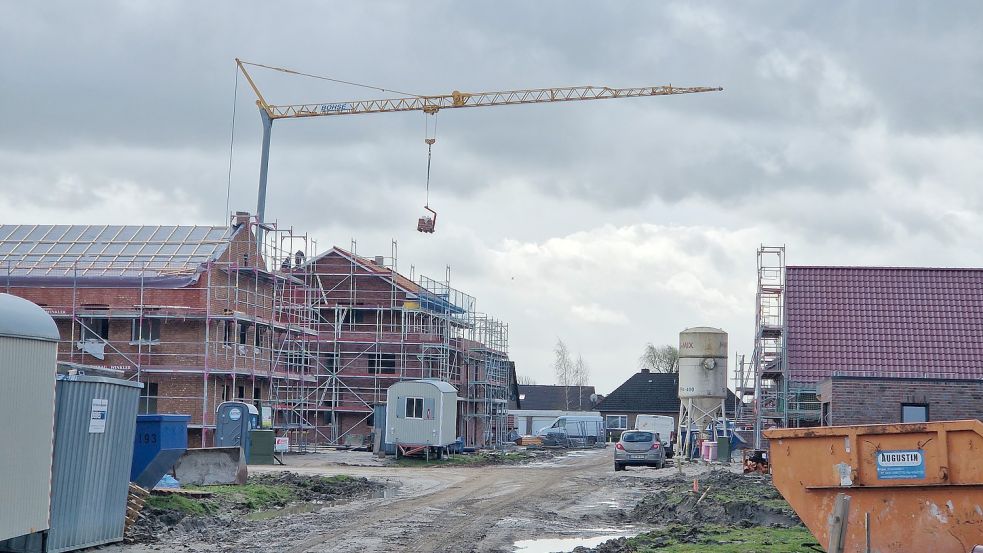 Mit der regen Bautätigkeit wie hier in Bingum ist es vielerorts vorbei. Weil sich nicht mehr jeder ein Eigenheim leisten kann, setzen Investoren auf den Bau von Mehrparteienhäusern oder Doppelhäusern, die dann vermietet werden. Foto: Gettkowski