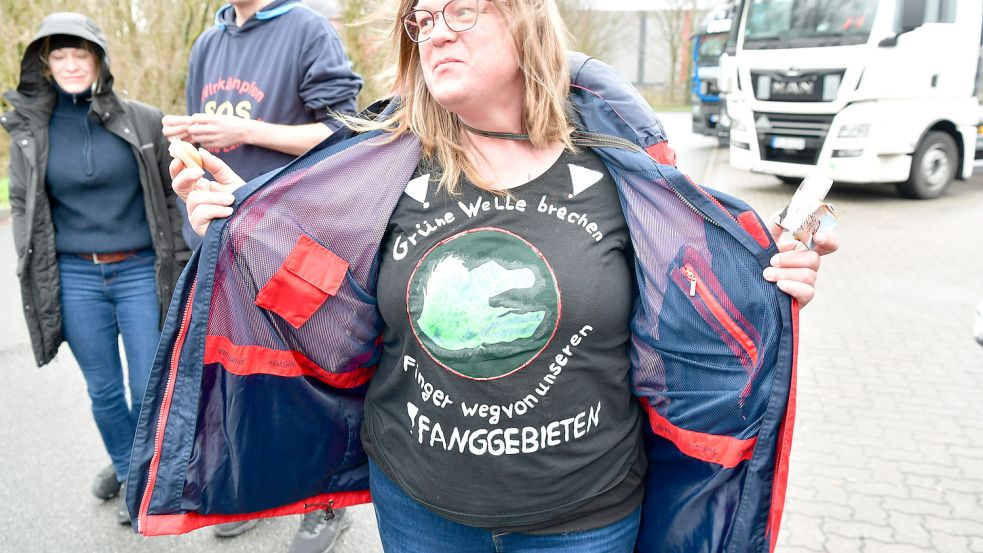 „Finger weg von unseren Fanggebieten“: Diese Demonstrantin zeigte deutlichen Protest in Büsum. Foto: Wagenaar