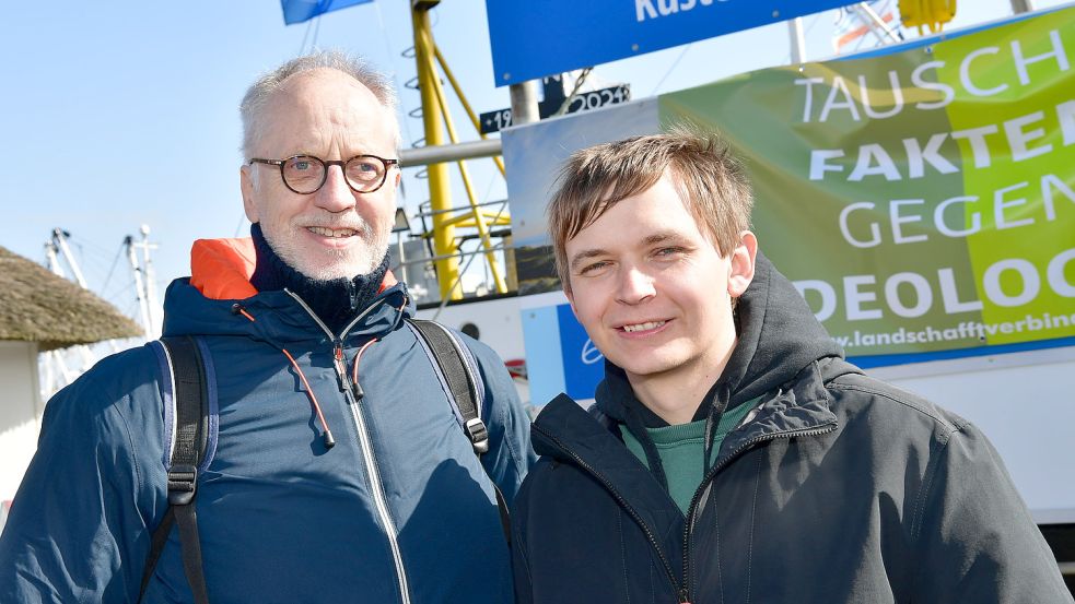Lennart Wefer (rechts) ist einer der jüngeren Fischer. Er hat den Kutter von Gerold Conradi übernommen. Foto: Wagenaar