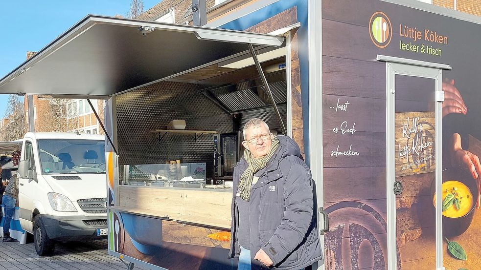 An diesem Samstag steht Karl „Kalli“ Smidt das erste Mal mit seinem Suppenstand auf dem Emder Wochenmarkt. Foto: Hanssen