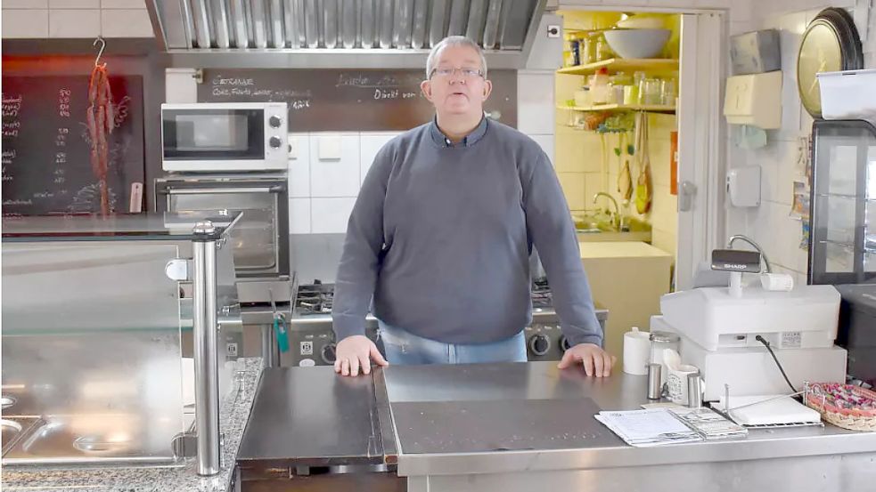 Karl "Kalli" Smidt in seiner "Lüttje Köken". Foto: Archiv/Hanssen