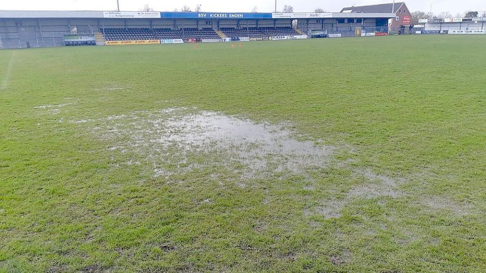 Nach den vielen Regenfällen ist der Rasen des Ostfrieslandstadions nicht bespielbar. Foto: privat