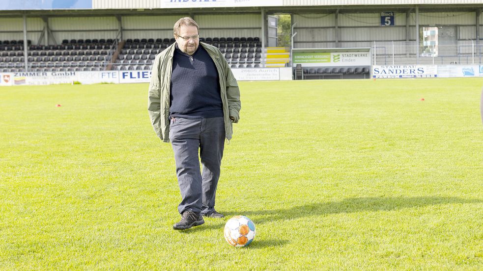 Als Sportjournalist war er stets auf Ballhöhe: Jörg-Volker Kahle im Ostfriesland-Stadion des BSV Kickers Emden. Foto: Tobias Bruns