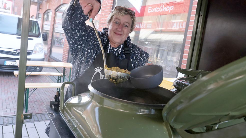 Marion Süßen aus Moormerland bietet jetzt jede Woche zwei Suppen direkt aus der Gulaschkanone auf dem Emder Wochenmarkt an. Foto: Hock