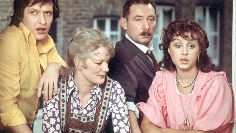 Ein Herz und eine Seele: Die neue ARD-App warnt vor Ekel Alfred. Szene mit Hildegard Krekel, Heinz Schubert, Elisabeth Wiedemann und Diether Krebs. Foto: dpa