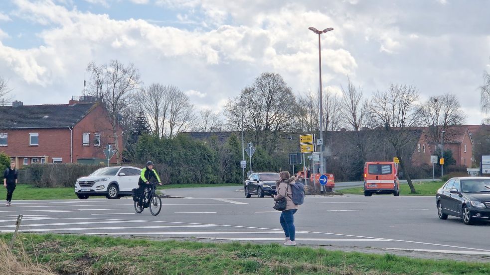 Die B 436 wird nicht nur von Fahrradfahrern, sondern auch von Fußgängern überquert – ein nicht immer ungefährliches Unterfangen. Foto: Gettkowski