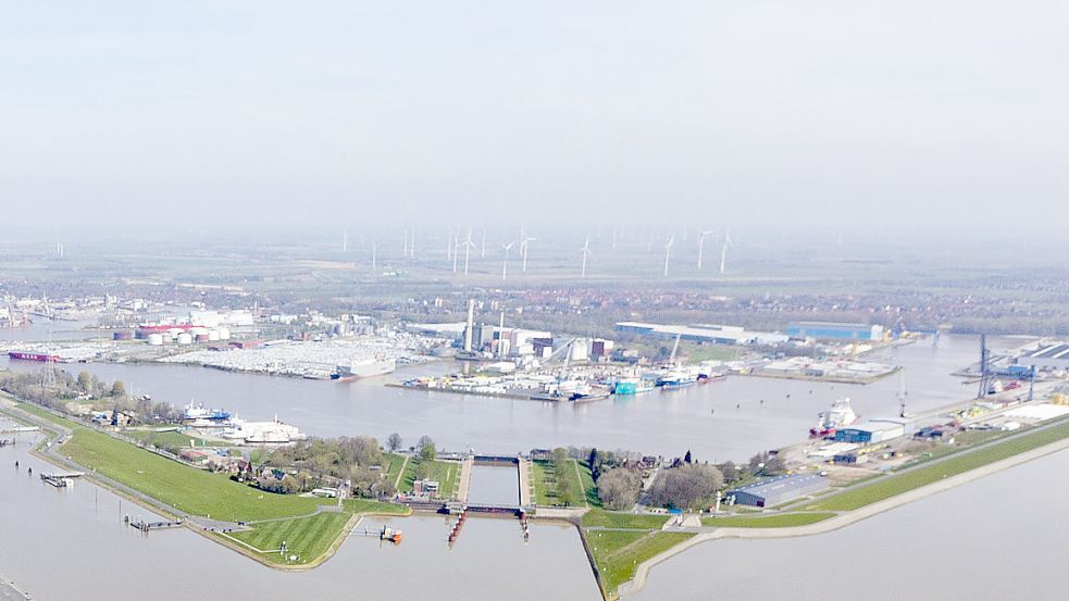 Der Blick vom Außenhafen aus auf den Windpark Borssum. Die Stadt Emden erzeugt schon heute so viel erneuerbaren Strom, dass sie zu 122 Prozent den eigenen Bedarf decken könnte. Foto: Tobias Bruns/Archiv
