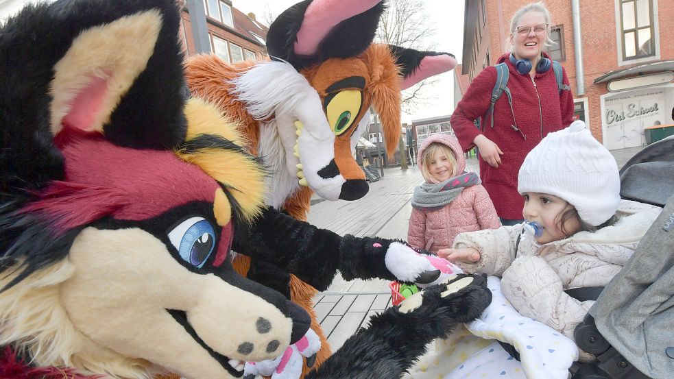 Sie sind ganz freundlich: Die Furries „Panchi“ (vorne) und „Munchy“ waren am Dienstag in Emden unterwegs. Foto: Ortgies