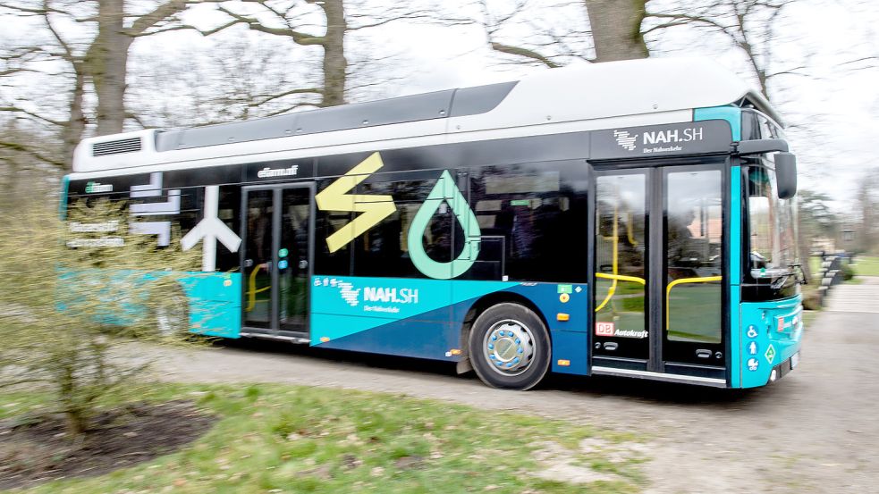 In Nordfriesland rollen sie schon: Auch im Landkreis Leer fahren künftig Wasserstoff-Busse. Foto: Dittrich/DPA