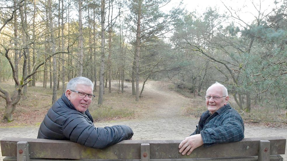 Ortsvorsteher Eberhard Wilken (links) und Heimatforscher Weert ter Veen auf einer Bank im Hollsand. Fotos: Ortgies